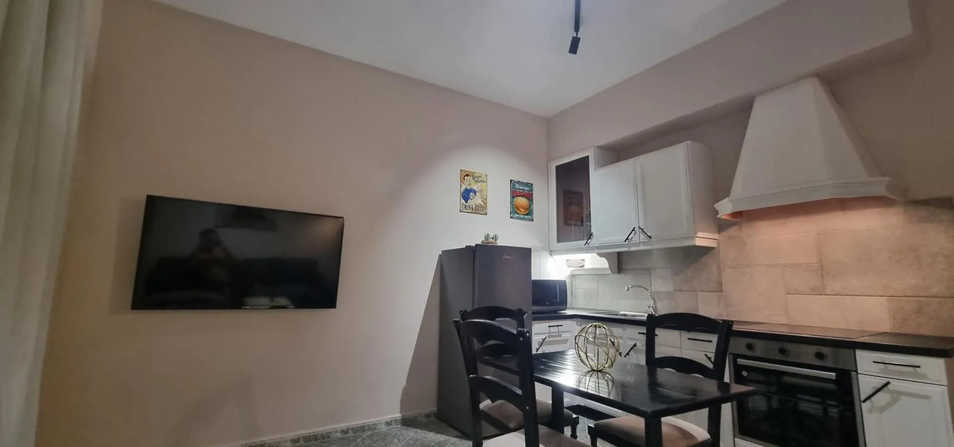 Matt House Beachside Apartment Durres 0*,  Albania